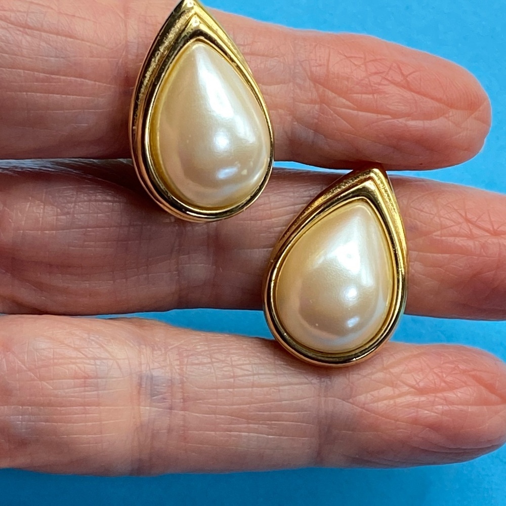 MONET Gold Tone Pearl Tear Drop Clip On Earrings Vintage 1"